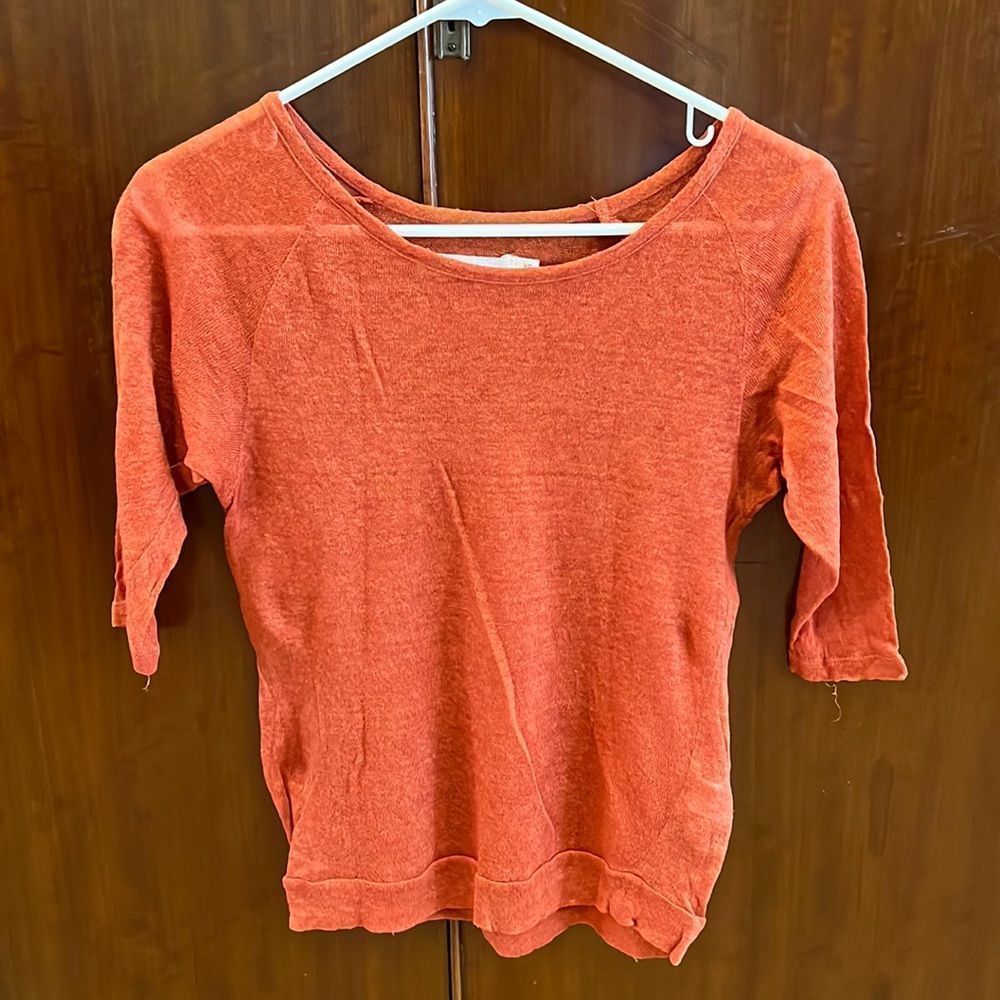 Lightweight top in burnt red